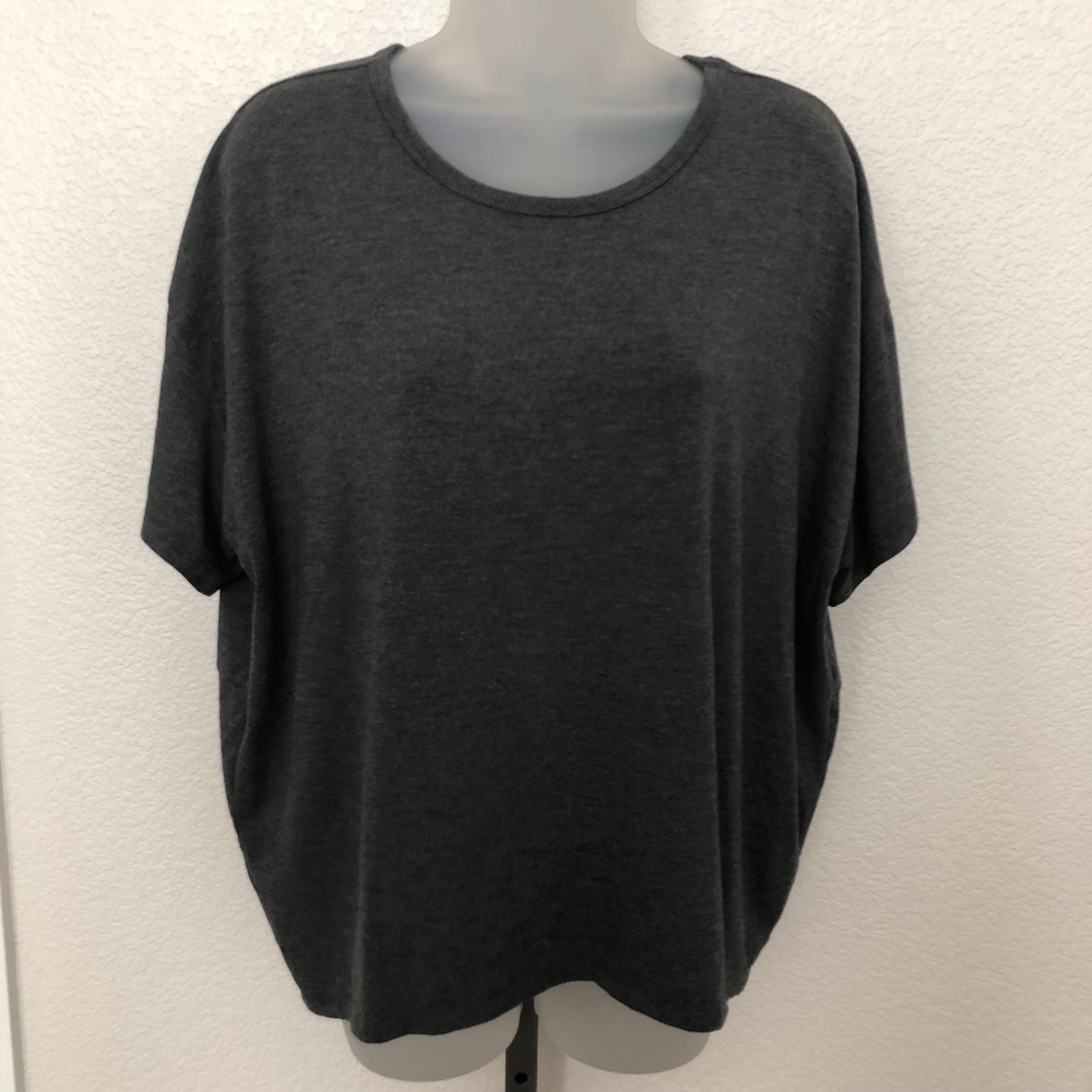 ATHLETA XL gray split back short sleeve active top